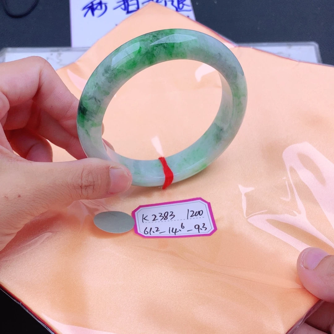 翡翠手镯未镶嵌翡翠