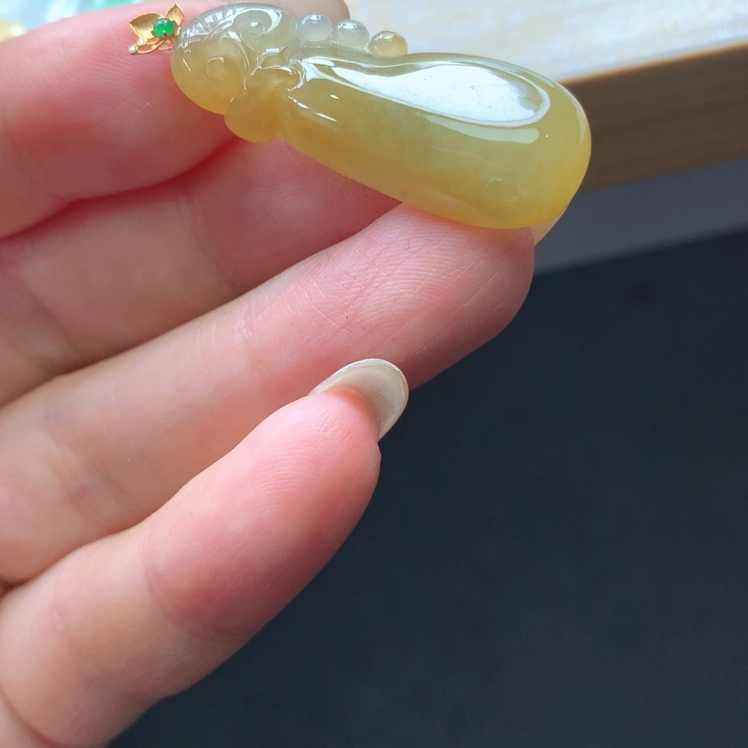 翡翠18K金镶嵌颈饰吊坠