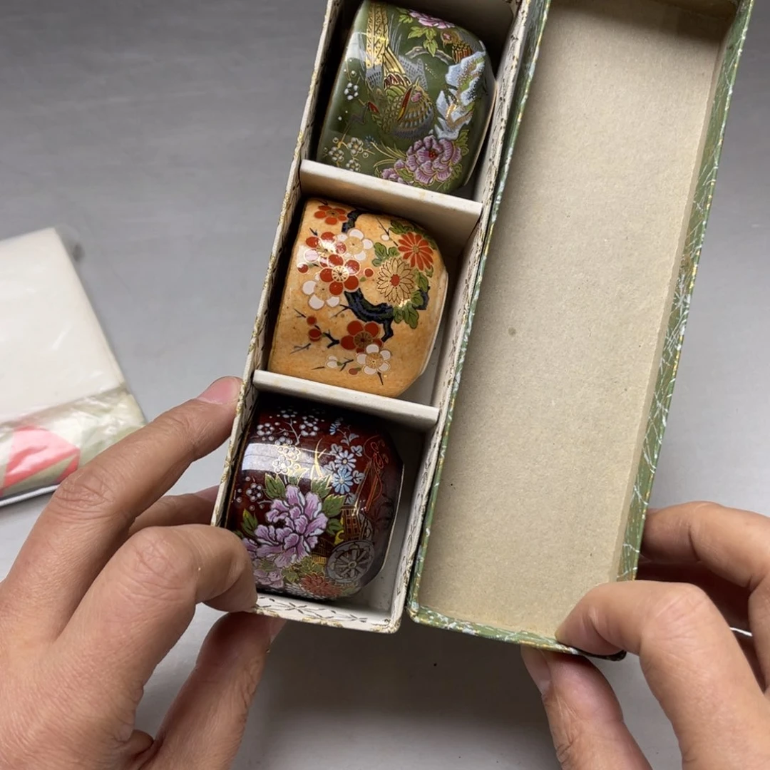 瓷片五***?密密麻麻地排列着一个大