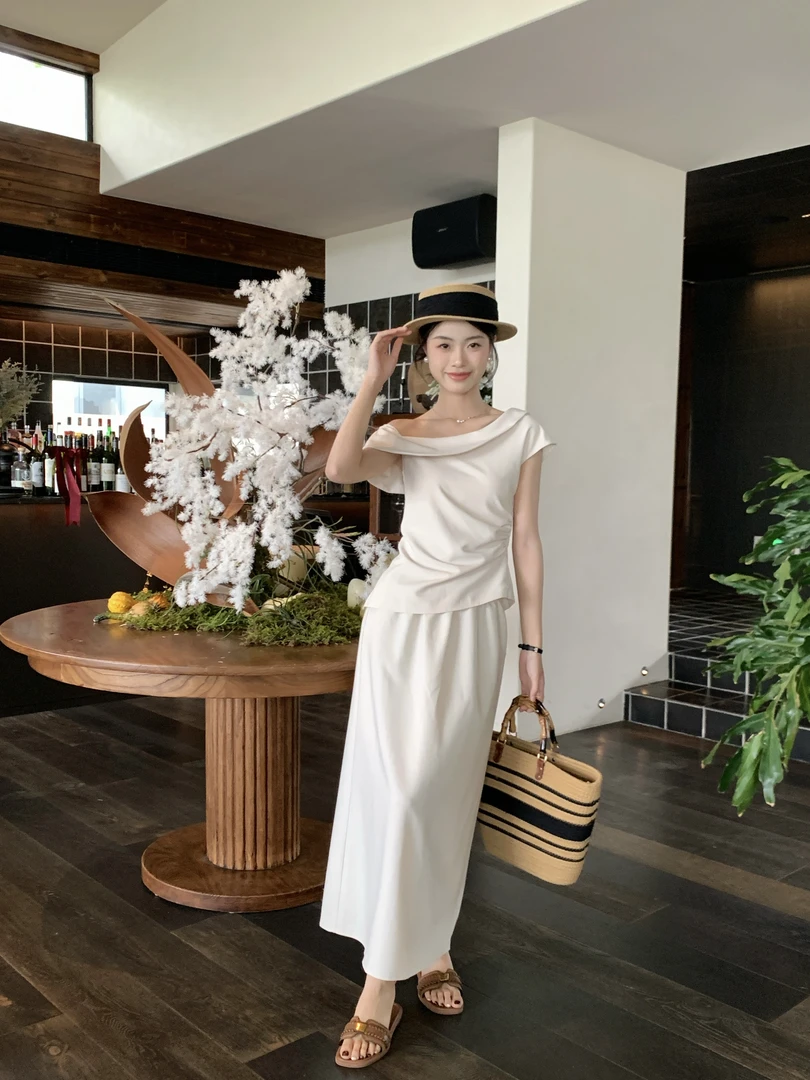 楊沛沛 夏季显瘦白色轻奢法式简约斜肩设计感上衣+修身长款裙子