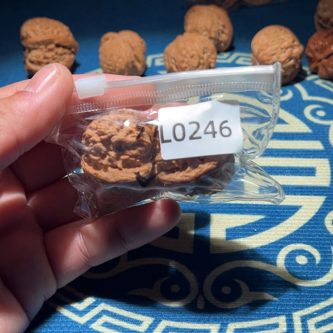 文玩核桃吊坠白狮子