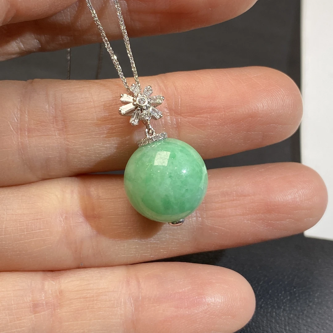 18k金镶钻果绿圆珠锁骨链 种老色好 冰透水润 上身精致