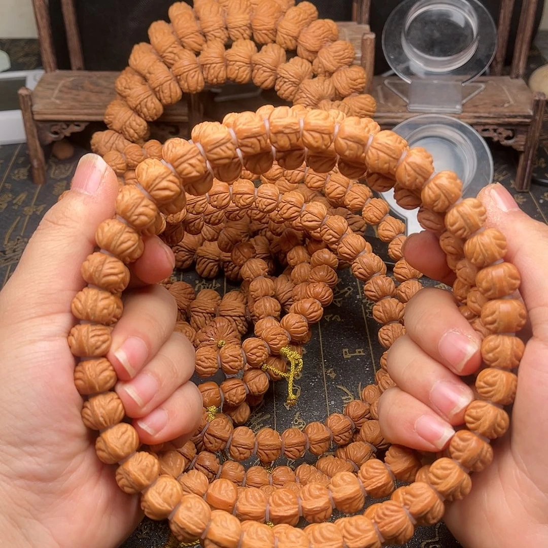 桃核吊坠桃和手持