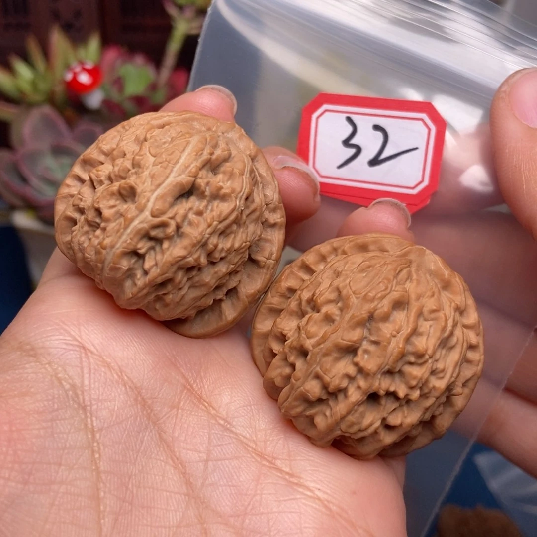 文玩核桃吊坠32号 三角白