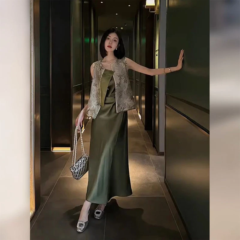 新中式国风马甲套装2025新款女装夏款高级感绿色吊带连衣裙两件套