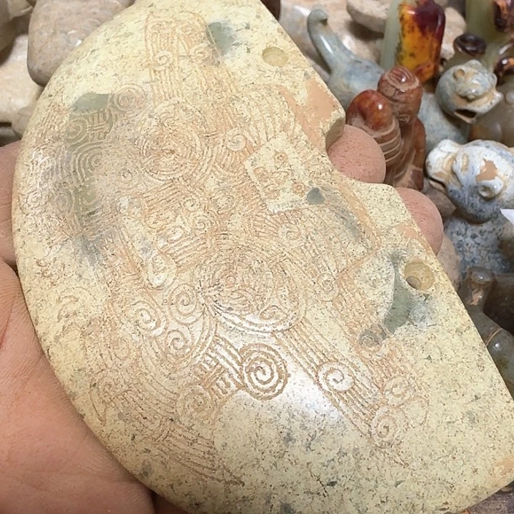 蛇纹石玉颈饰未镶嵌