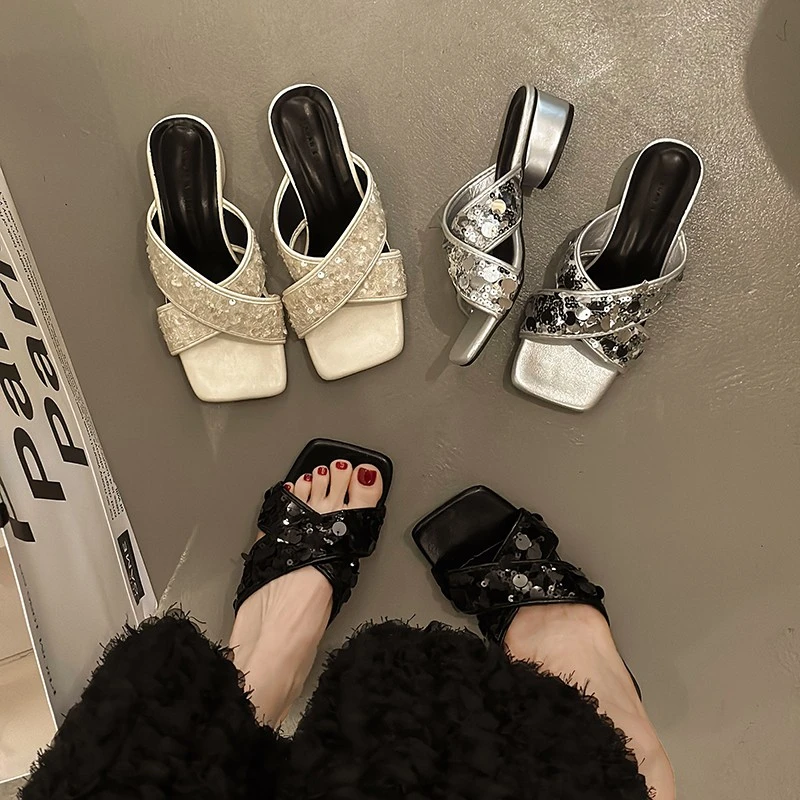 银色高级感亮片一字拖夏季2025年新款法式晚晚风配裙子粗跟凉拖鞋