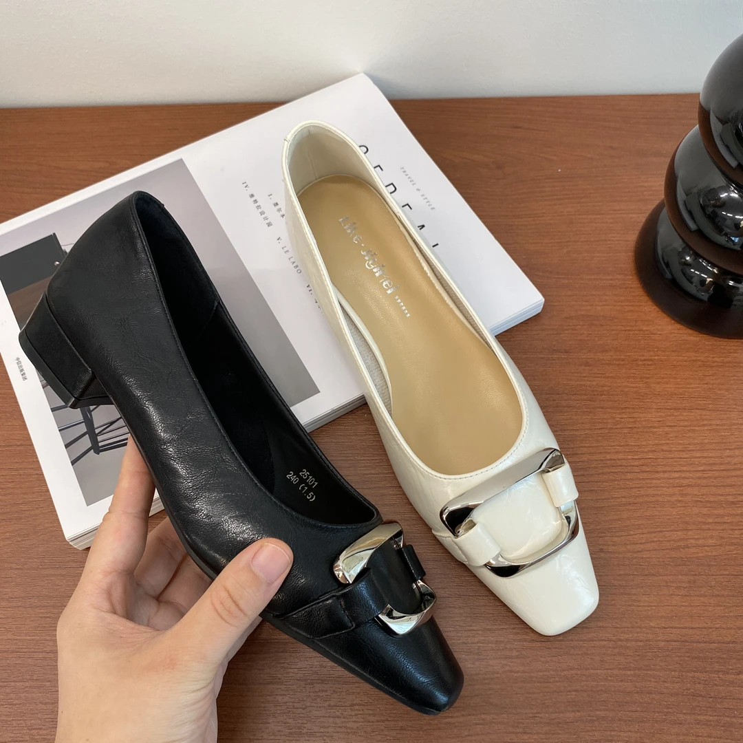 【小贝家】浅口方头一脚蹬ins风法式单鞋温柔软皮金属扣女鞋25101