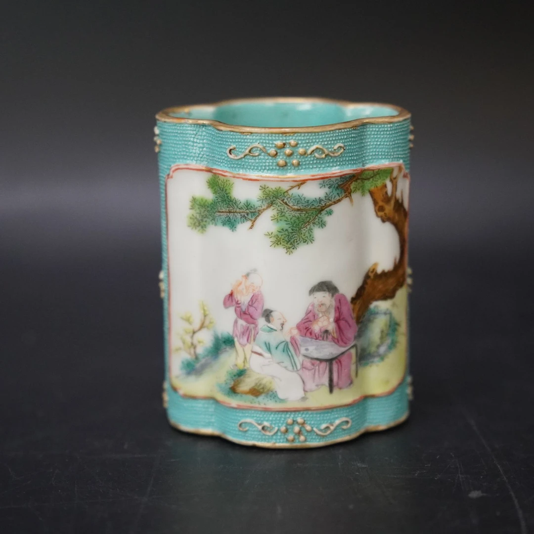 Lot.25100992清乾隆粉彩开光高仕对弈图海棠笔筒 高：约8cm
