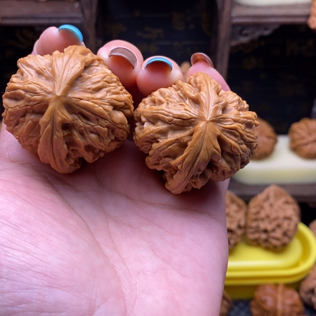 文玩核桃把件40红锦鲤