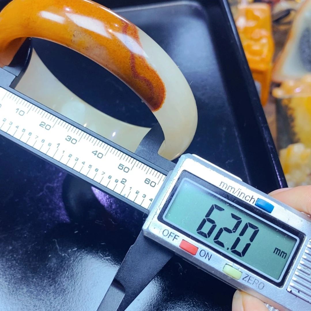 未镶嵌石英质玉（黄龙玉）颈饰