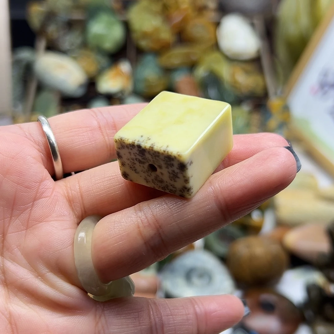 未镶嵌岫玉颈饰辽阳花玉通眼水草扣