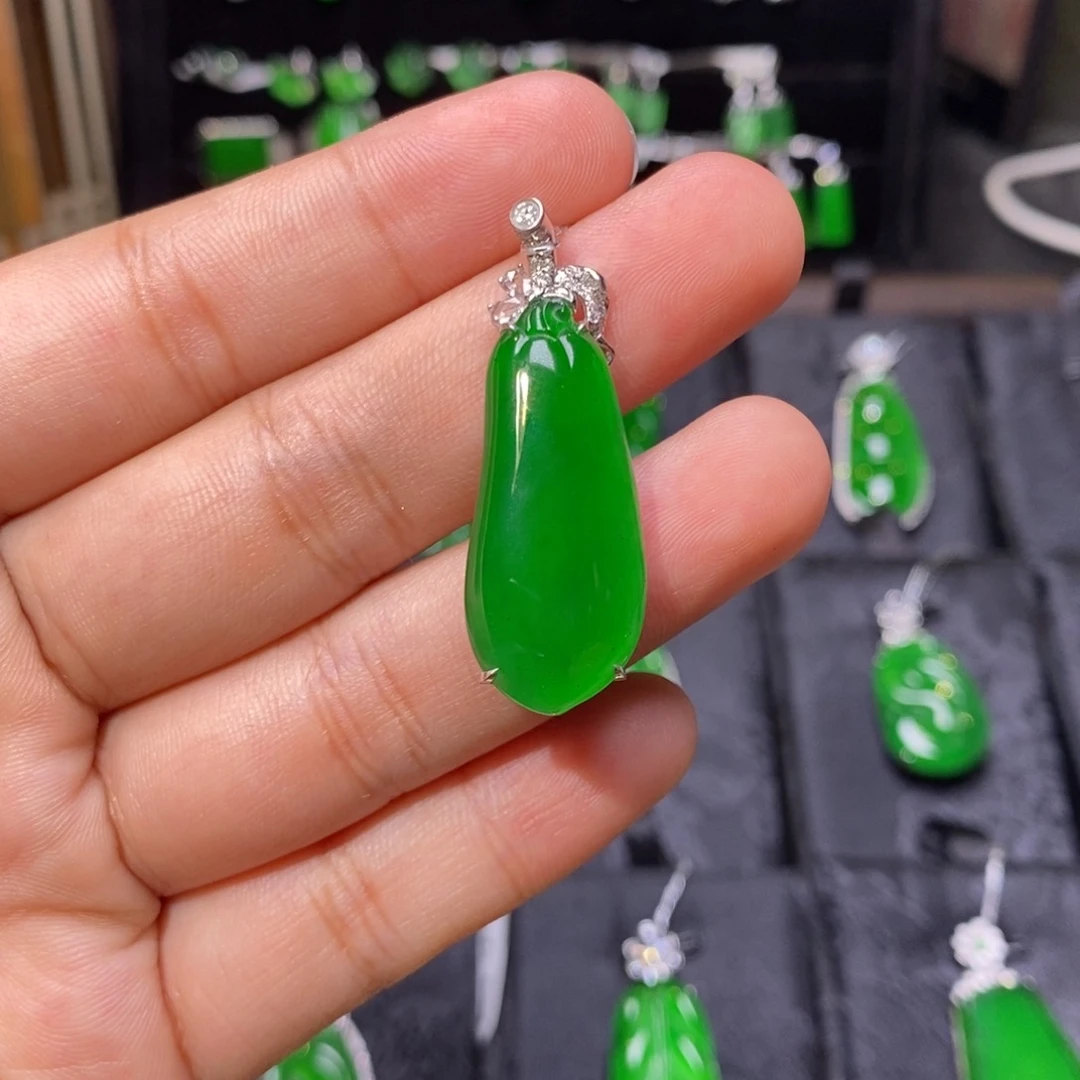 颈饰18K金镶嵌翡翠天然翡翠