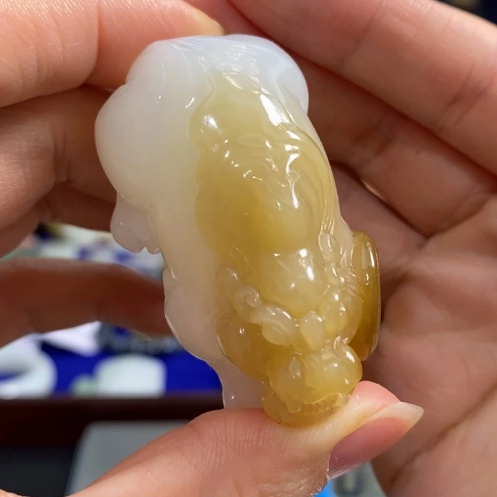 闫***和田玉未镶嵌颈饰
