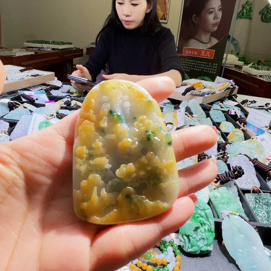 翡翠未镶嵌颈饰一个