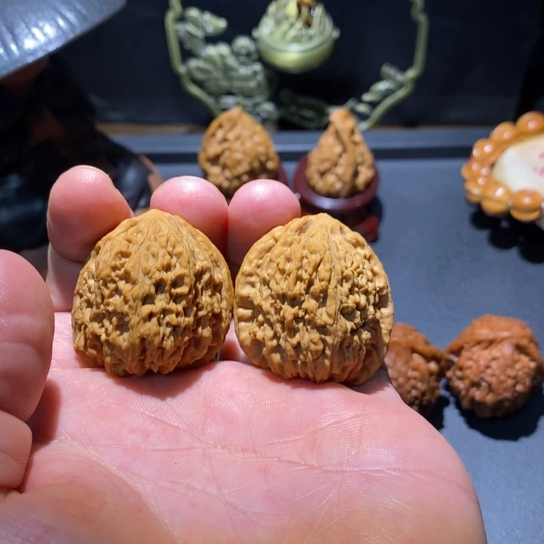 文玩核桃把件蚂蚁拉丝纹凹底南降石