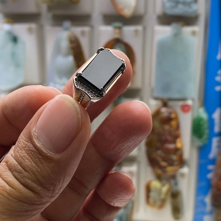 翡翠未镶嵌颈饰戒指