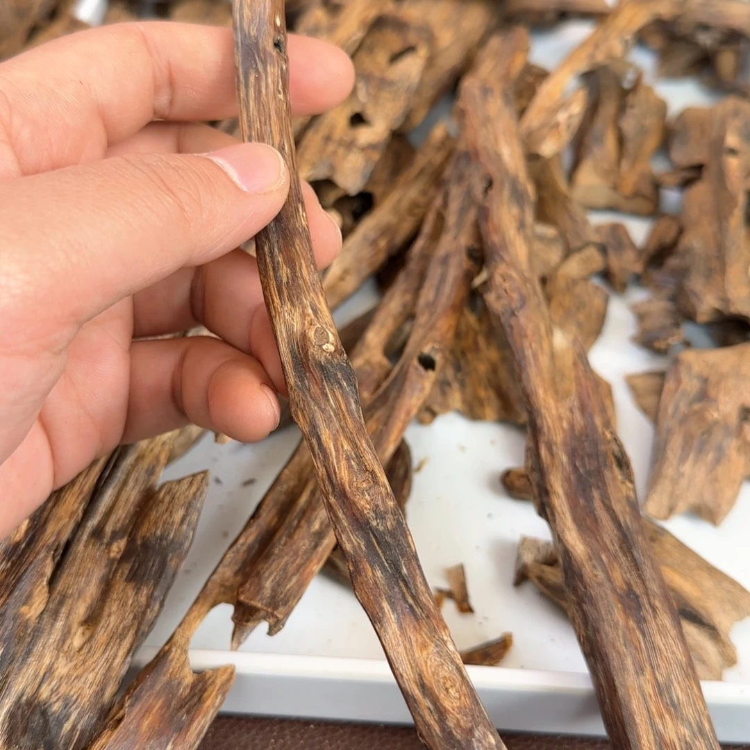 沉香摆件奇楠乌身圆叶红油12.6克