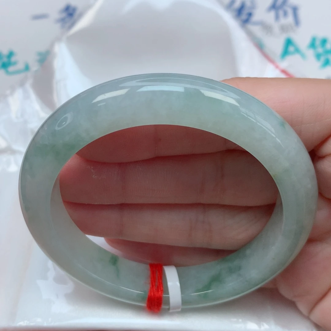 翡翠手镯未镶嵌55.6圈 淡绿底飘绿花 福利放漏