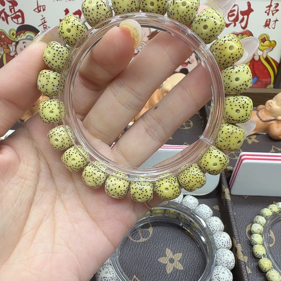 星月菩提吊坠10×9鸡油黄