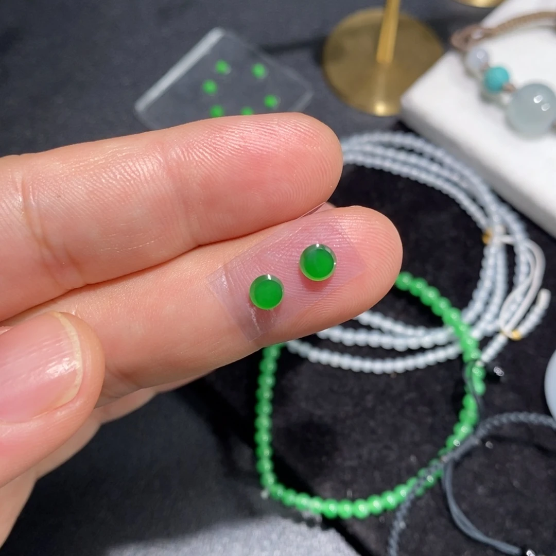 翡翠裸石阳绿小圆牌