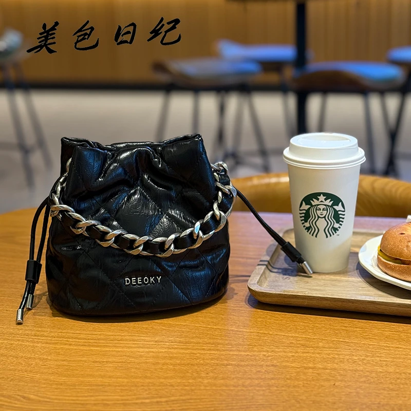 2025高级感软皮抽绳云朵水桶包女2025新款时尚菱格链条单肩斜挎包