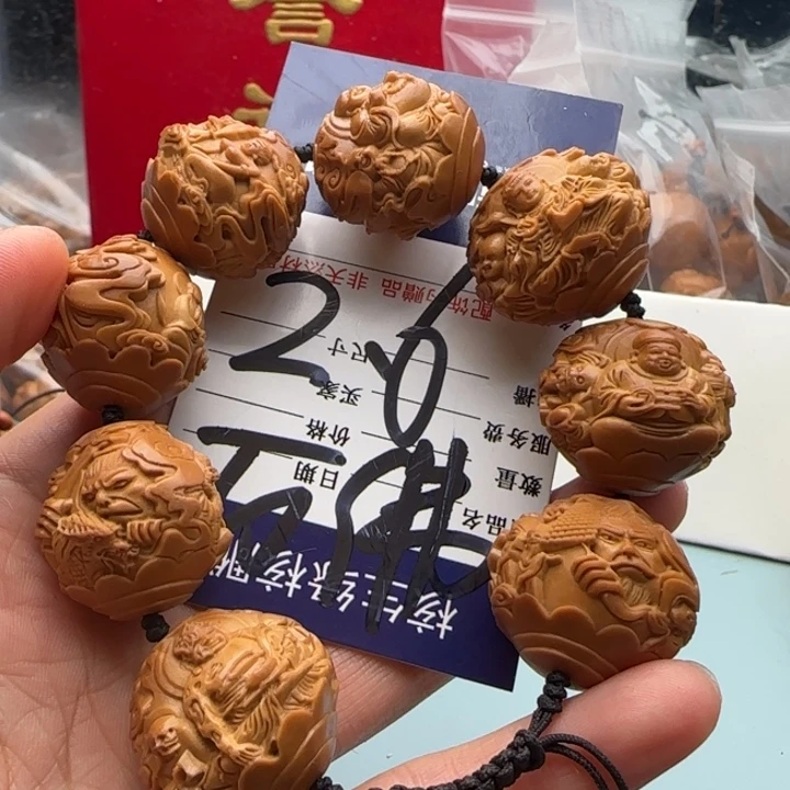 橄榄核手串清**尘雕刻工艺