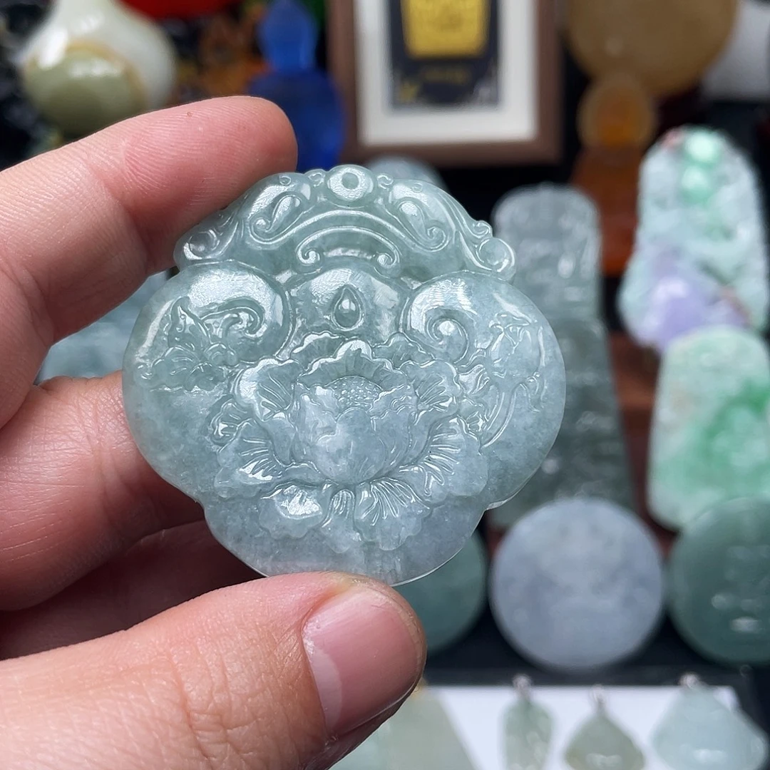 翡翠未镶嵌颈饰牡丹花