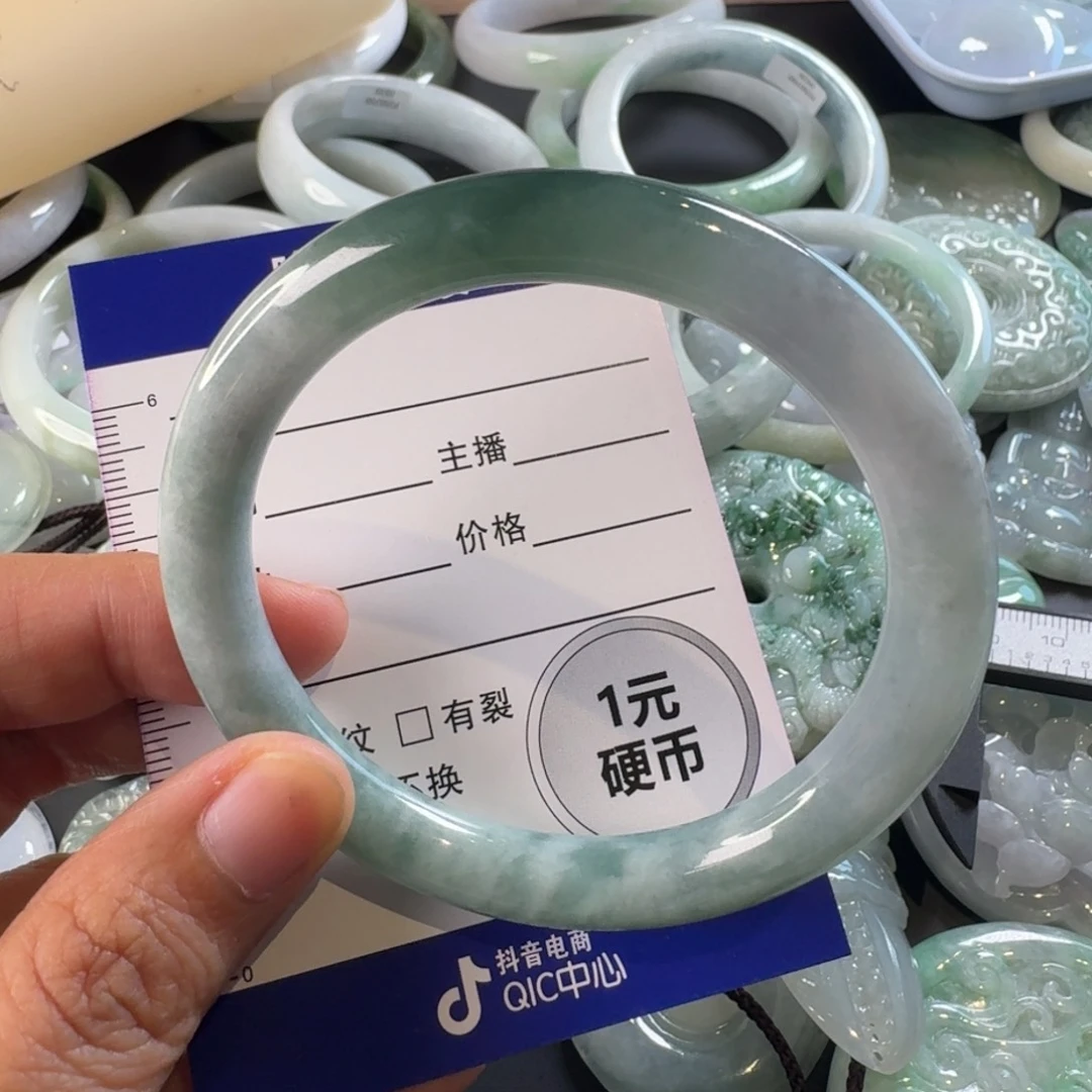 林***斜翡翠手镯未镶嵌手镯