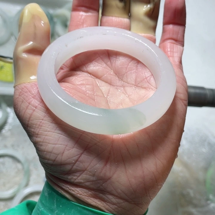 石英质玉手镯未镶嵌柠*定制