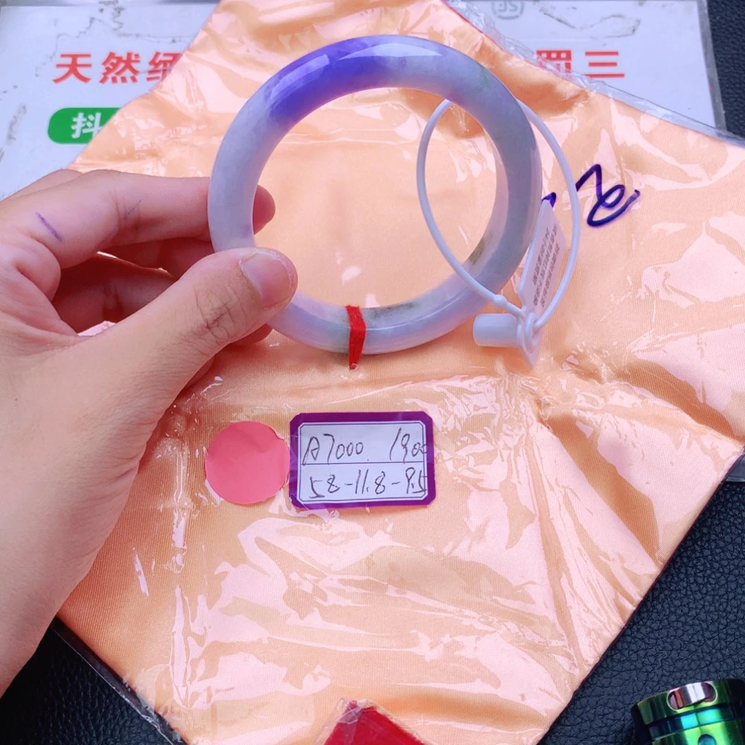 翡翠手镯未镶嵌翡翠