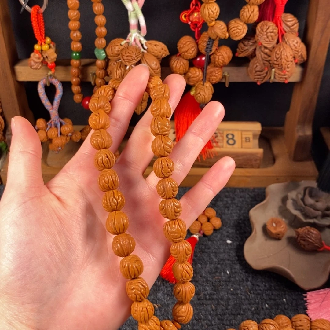 吊坠桃核桃枭手持