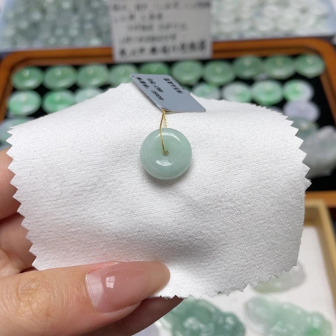翡翠未镶嵌颈饰平安扣