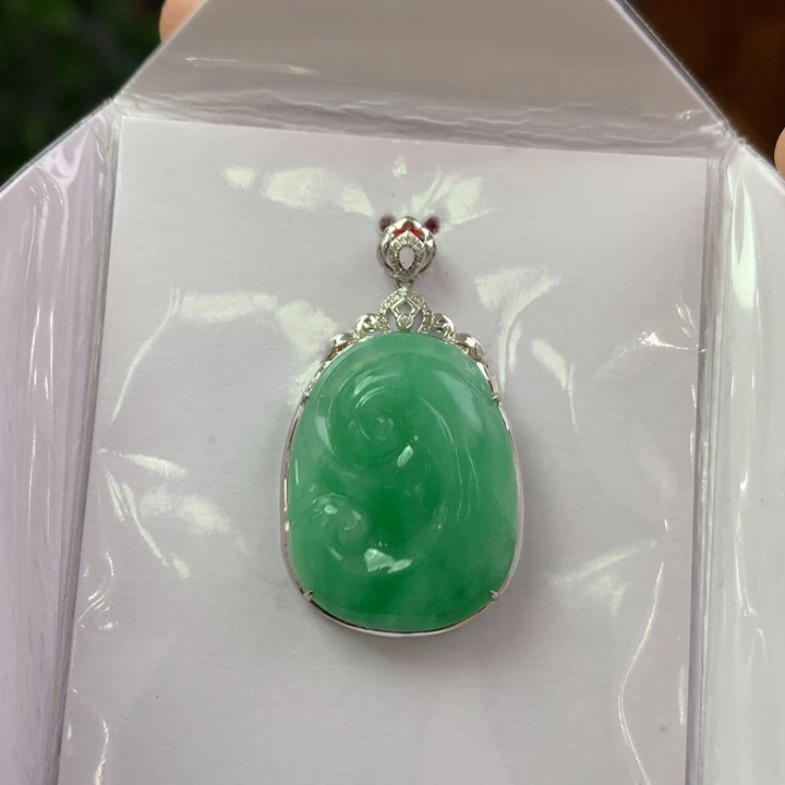 翡翠18K金镶嵌颈饰翡翠吊坠