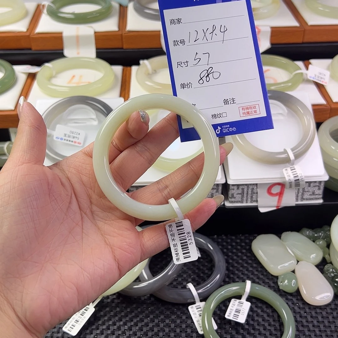 和田玉手镯未镶嵌