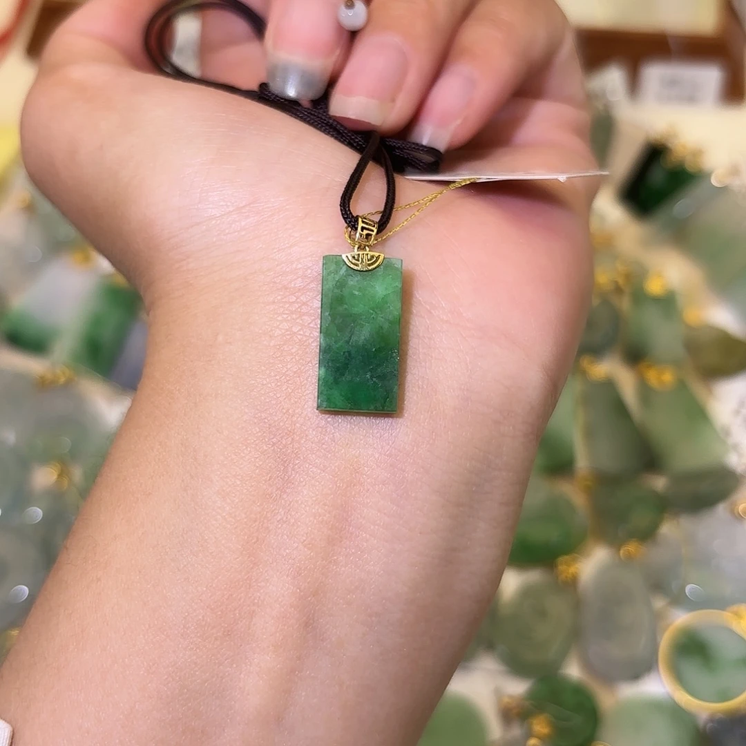 翡翠18K金镶嵌颈饰无事牌