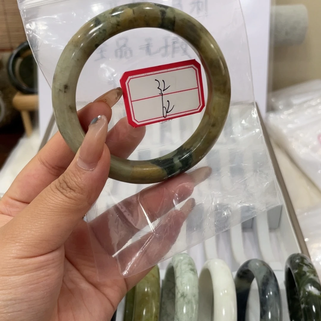 蛇纹石玉未镶嵌手镯