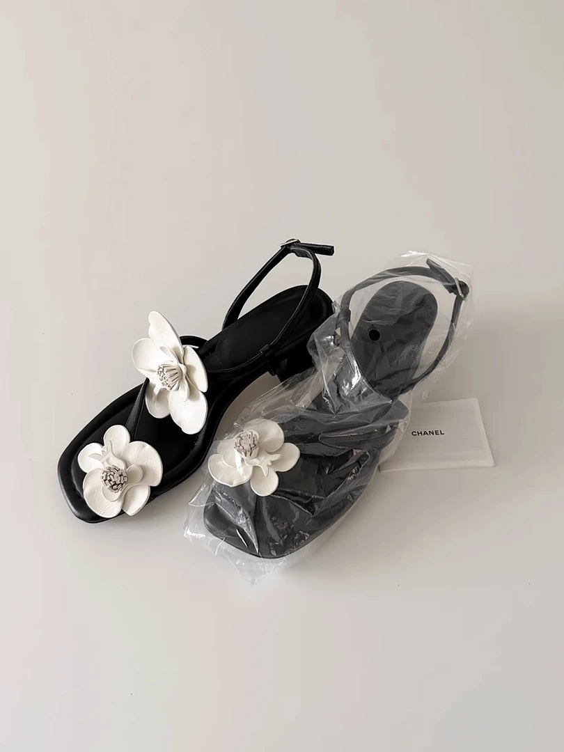 羊皮版~法式花朵小香风夹趾粗跟凉鞋配裙子度假风一字带沙滩凉鞋