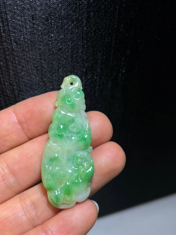 天然缅甸翡翠精品如意吊坠，阳绿精功挂件，规格：49、19、5mm