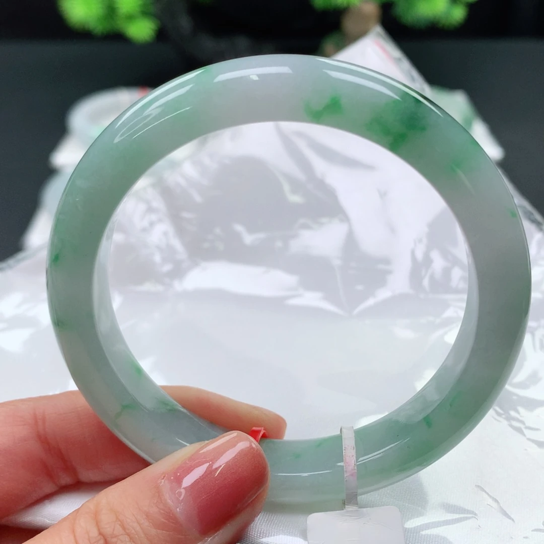 翡翠手镯未镶嵌57+飘阳绿花