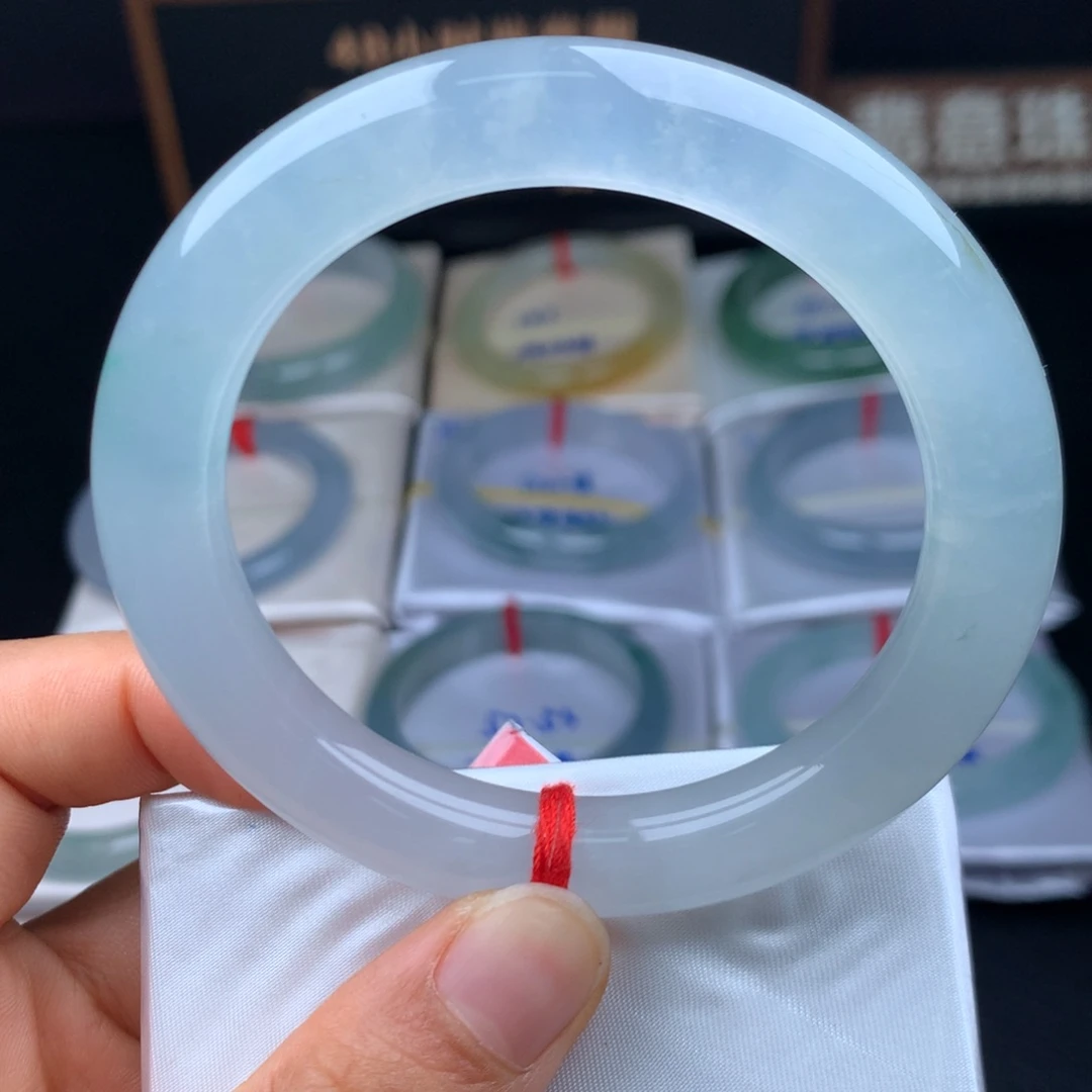 翡翠手镯未镶嵌冰透起光瑕疵漏