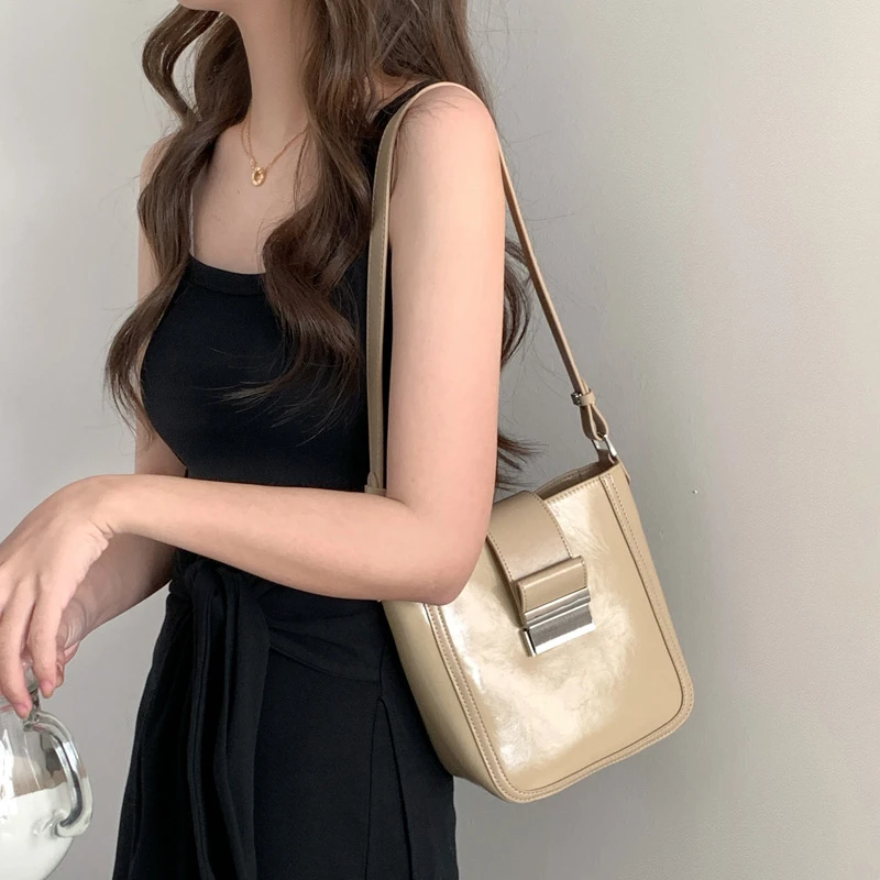 轻奢质感头层牛皮水桶包2025新款百搭小众真皮单肩包包女斜挎小包