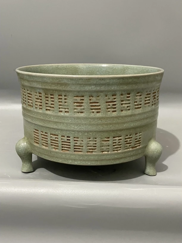 汝窑三足莲
