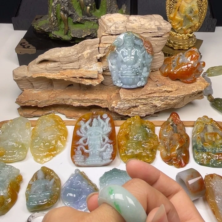 翡翠未镶嵌颈饰戒指