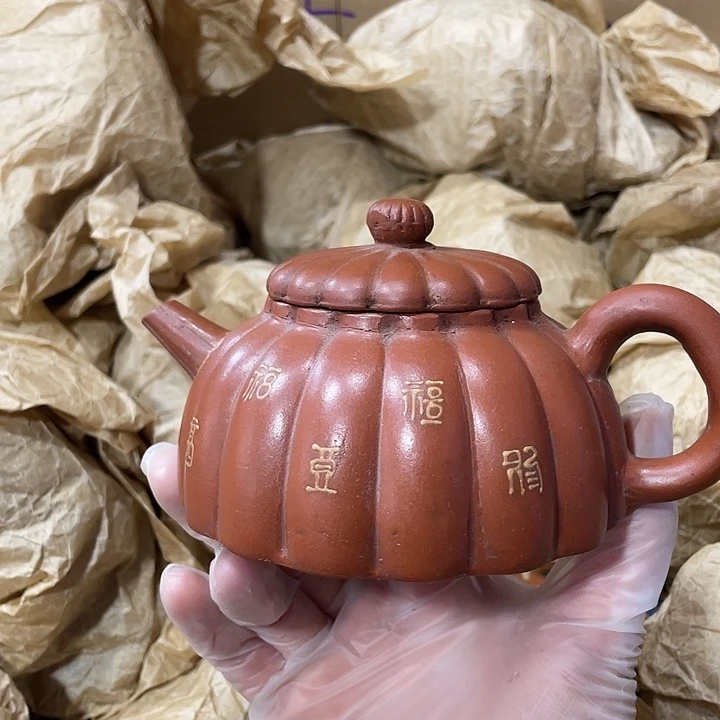 紫砂茶壶原矿泥料，手工制作一把紫砂壶。