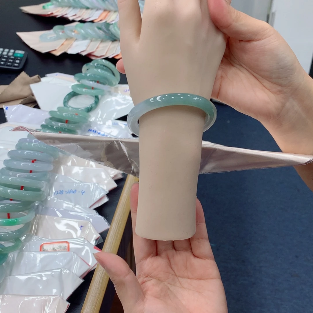 翡翠未镶嵌手镯48小时