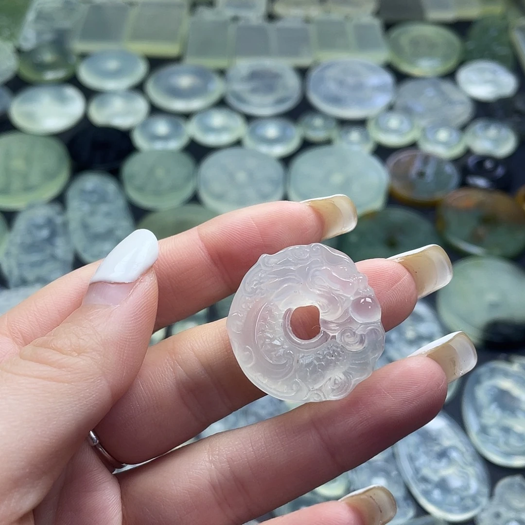 岫玉未镶嵌颈饰龙扣