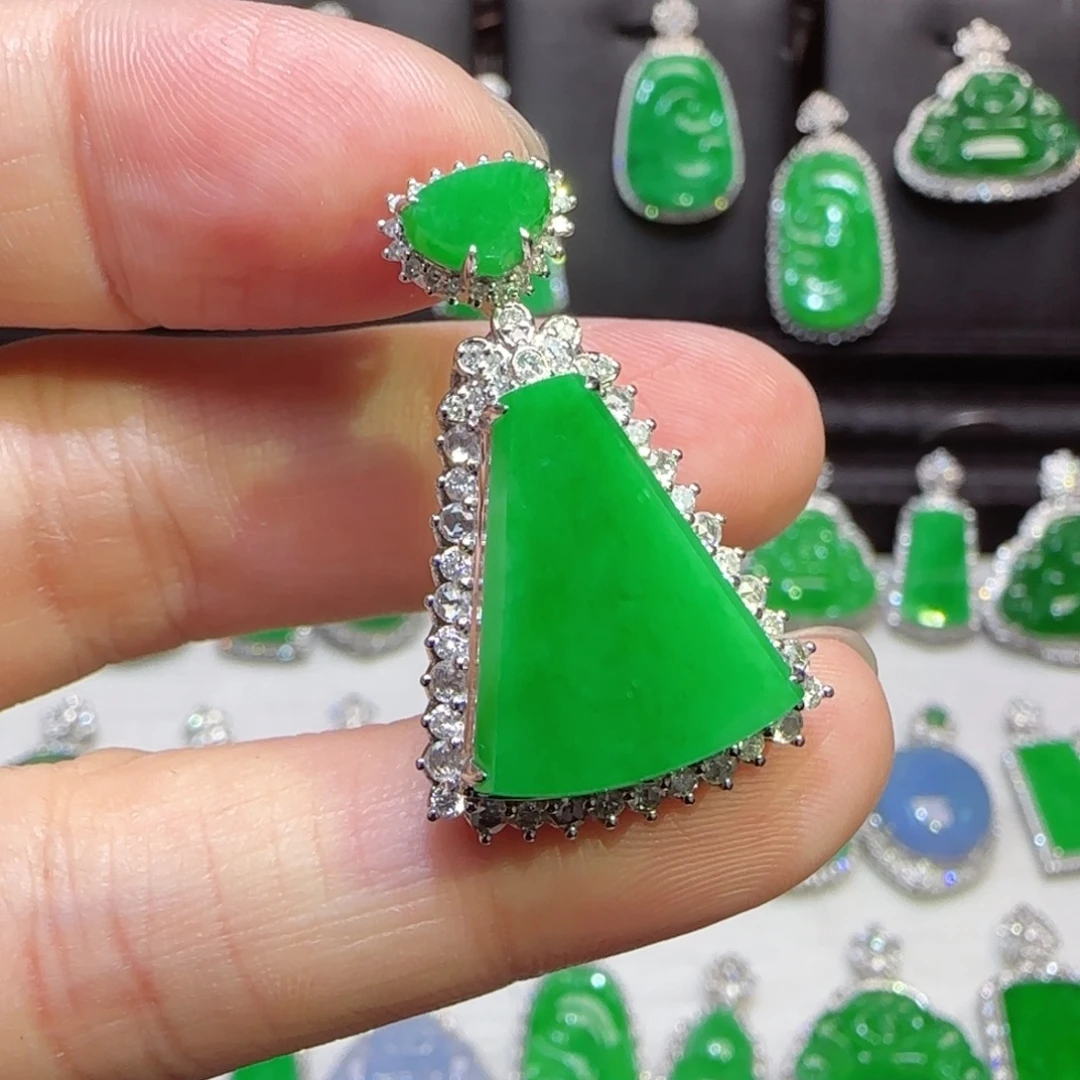 翡翠18K金镶嵌颈饰无事牌