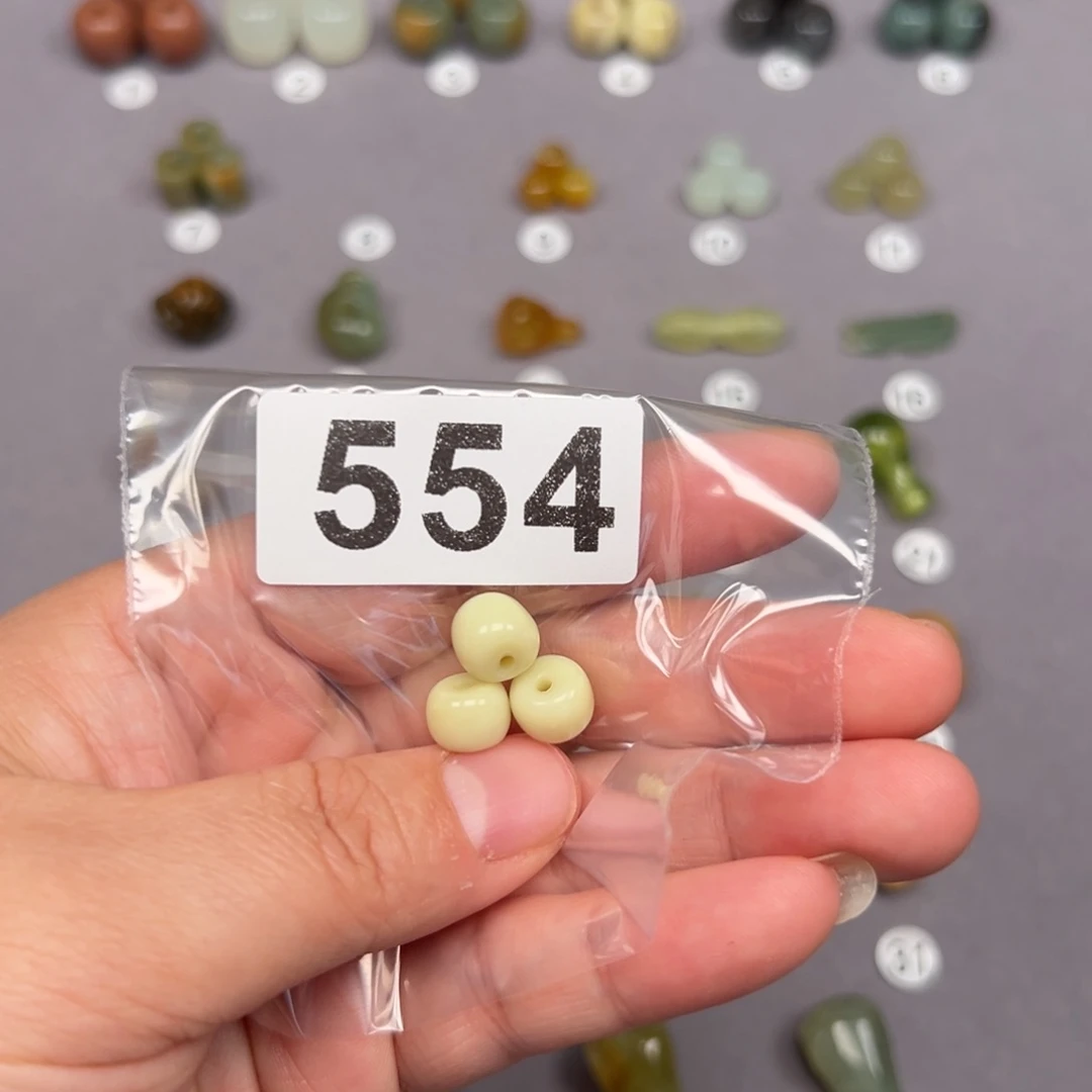 未镶嵌蛇纹石玉颈饰逍***.微瑕