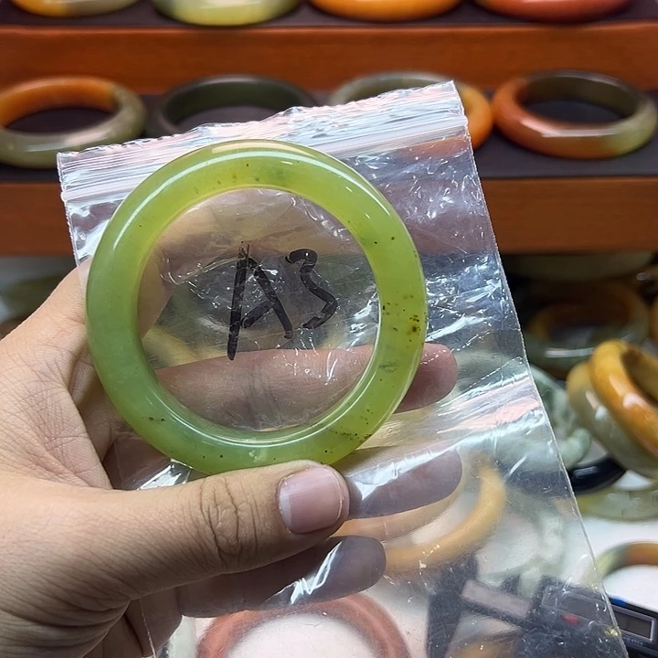 鏗****蛇纹石玉未镶嵌手镯